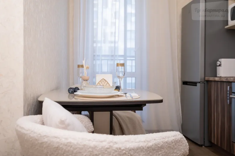 Комсомольская улица, 2