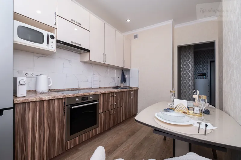 Комсомольская улица, 2