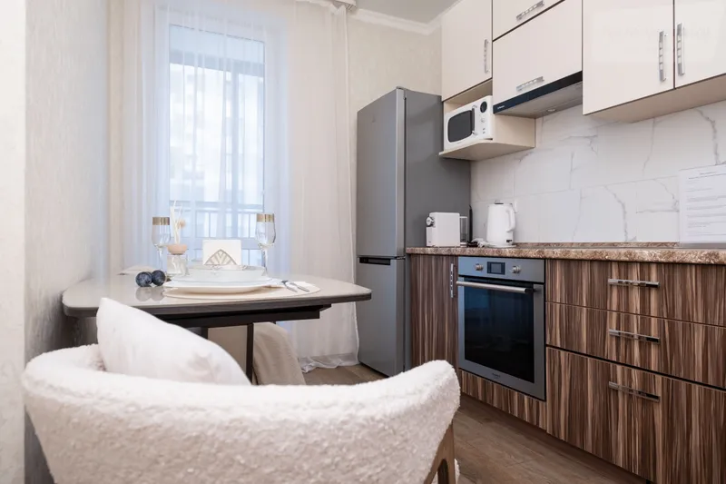 Комсомольская улица, 2