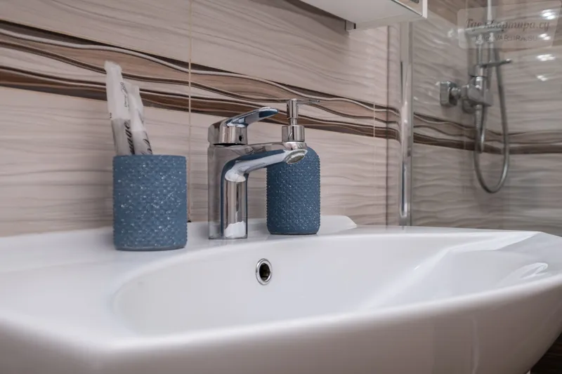 Комсомольская улица, 2