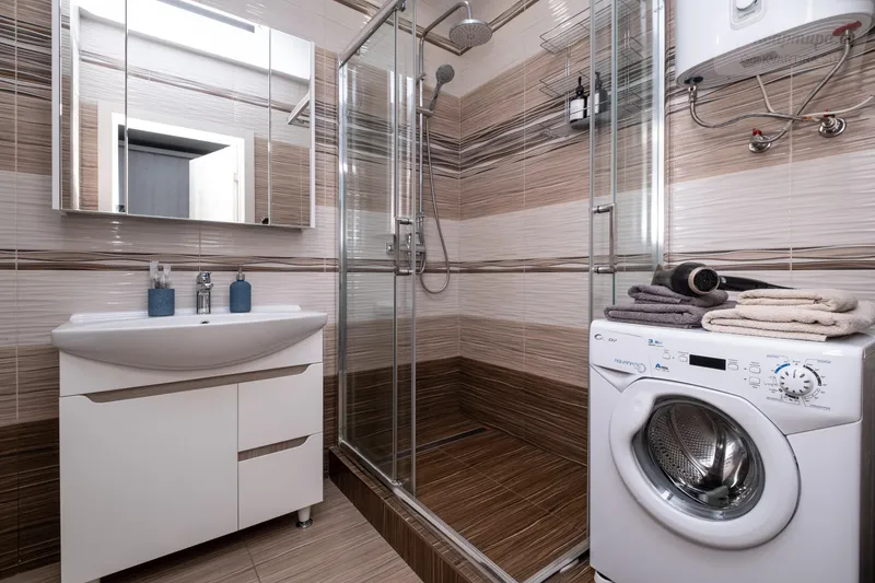 Комсомольская улица, 2