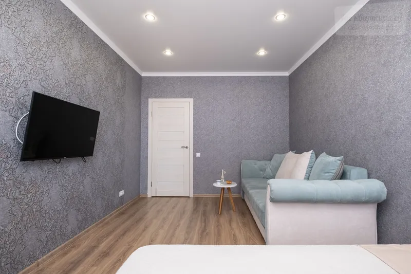 Комсомольская улица, 2