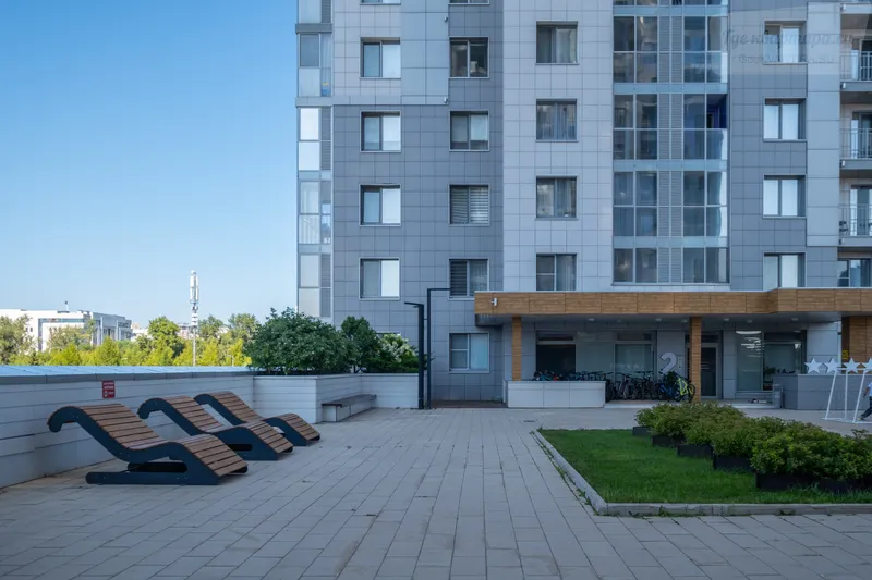 Комсомольская улица, 2