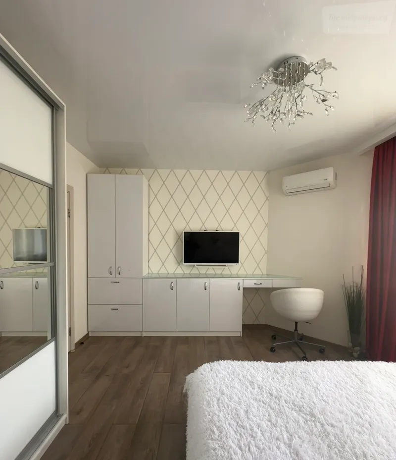 Молодёжная улица, 12