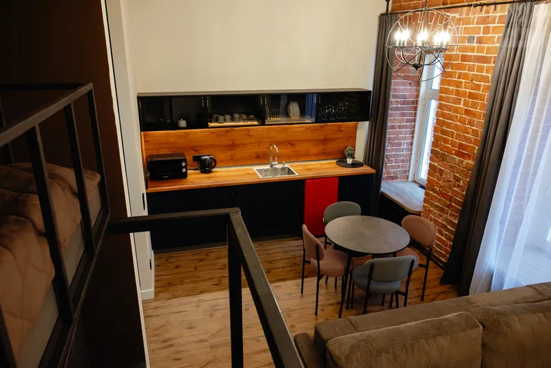 Нижне-Волжская набережная, 1