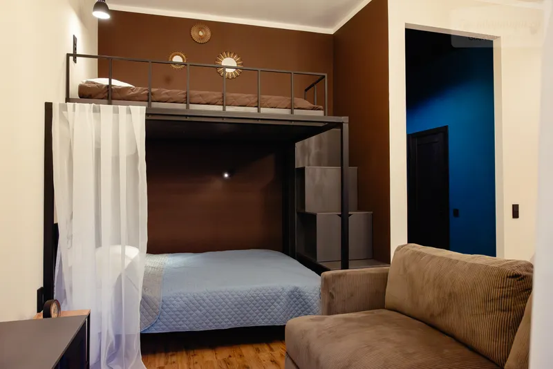 Нижне-Волжская набережная, 1