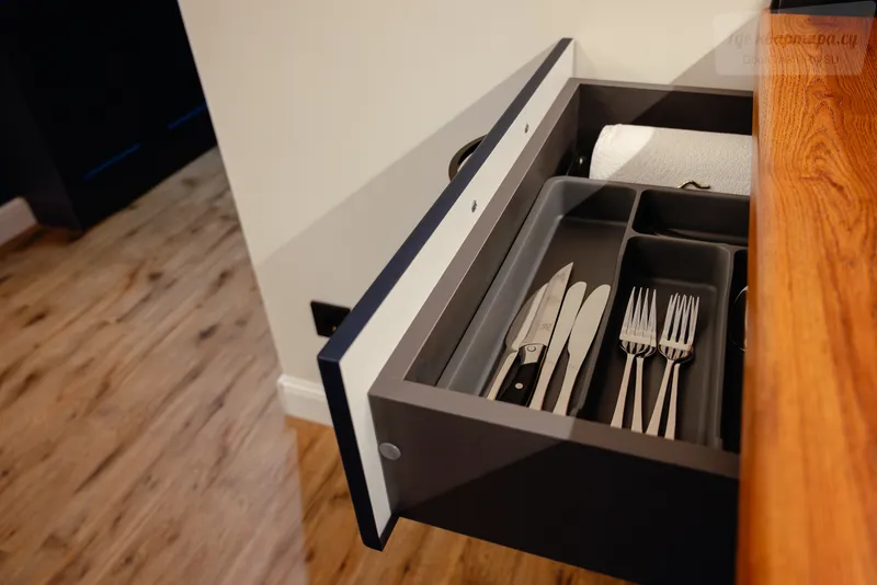 Нижне-Волжская набережная, 1