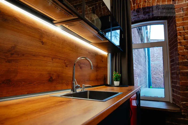 Нижне-Волжская набережная, 1